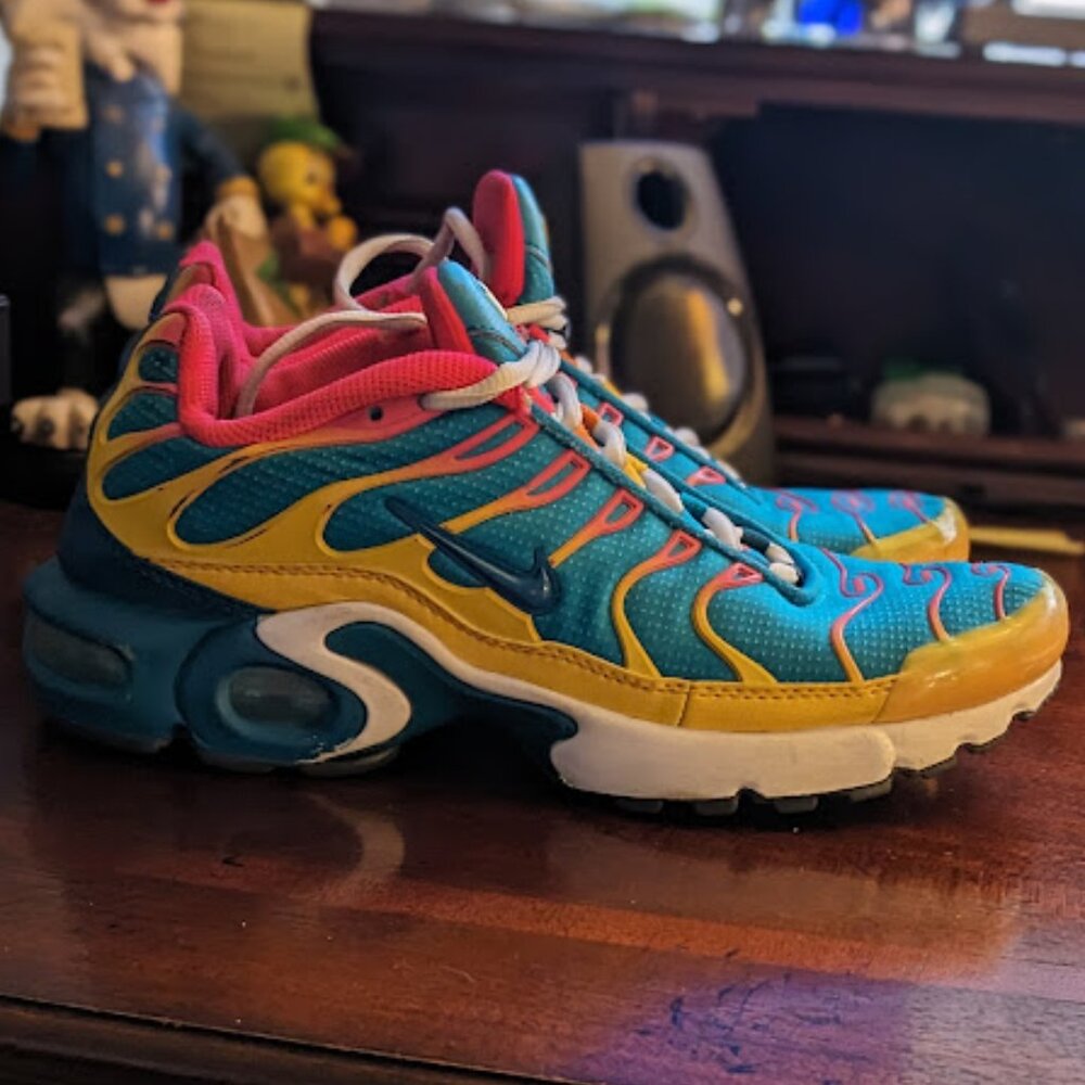 ⬇️PD⬇️NIKE GOLD ATHLETIC UNISEX + TN SUPERMAN ICE CREAM